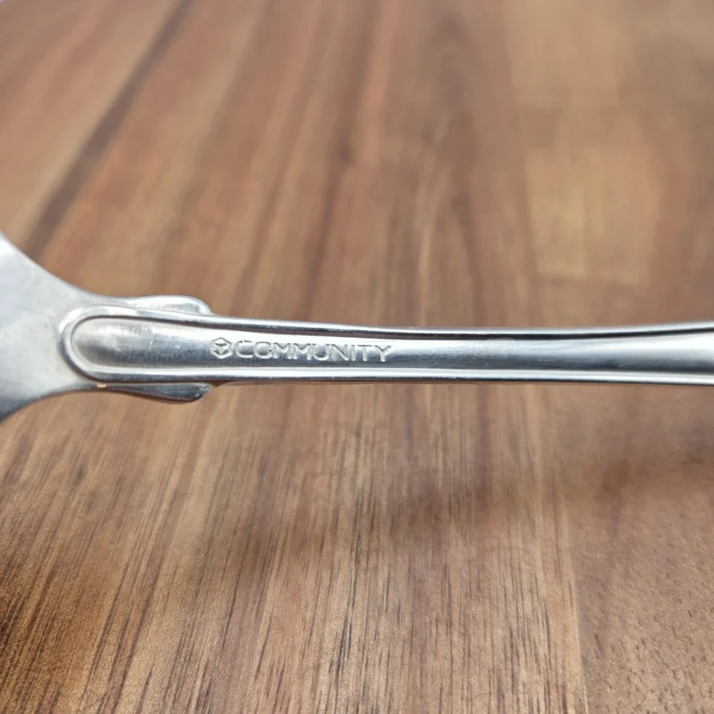 Oneida Community‎ Silverplate Silver Shell 8 1/2 Inch Serving Spoon